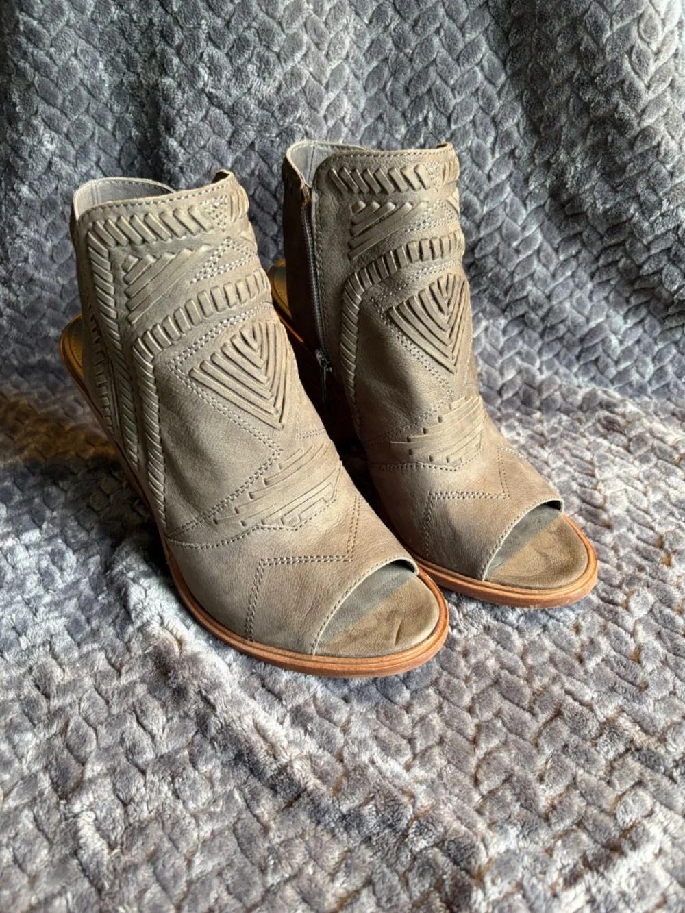 New! Vince Camuto Beige Grey Taupe Karinta Open Toe Block Heel Bootie Sandals 9