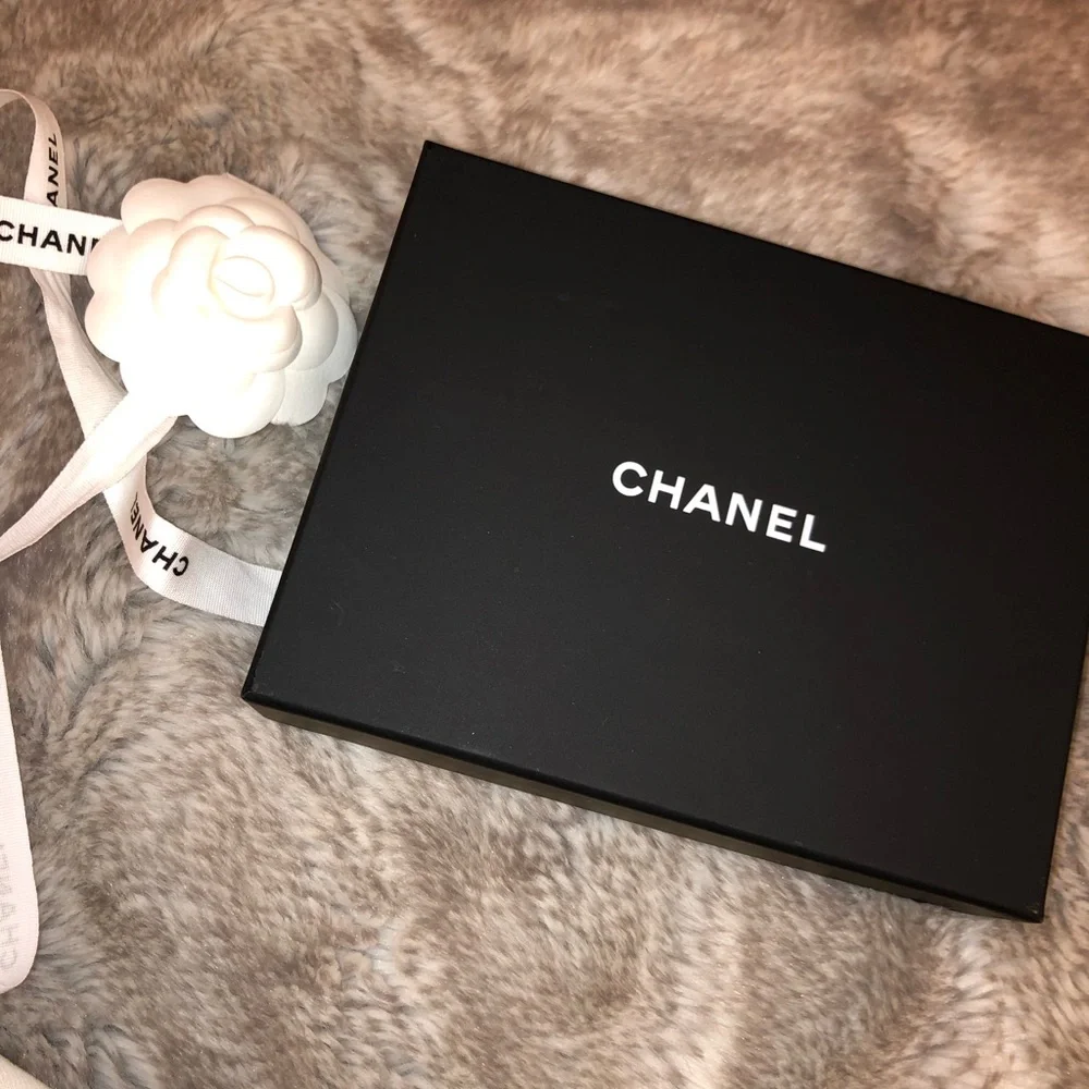 CHANEL elevate your