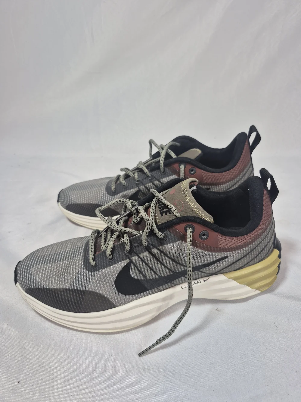 Nike Men Lunar Roam SE ’s Gray, Olive & Yellow Sneakers