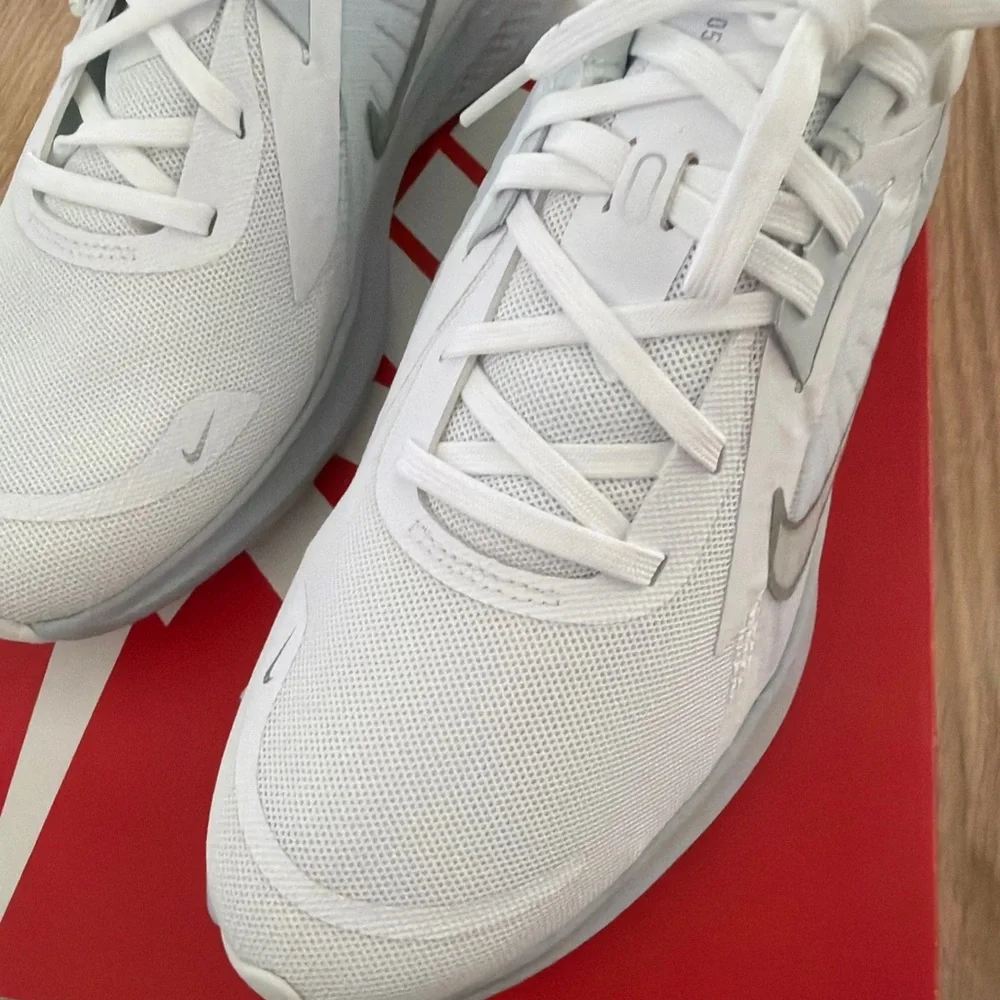 Nike White Metallic silver WMNS NIKE QUEST 5 size 9.5!Athletic Sneakers 👟 new