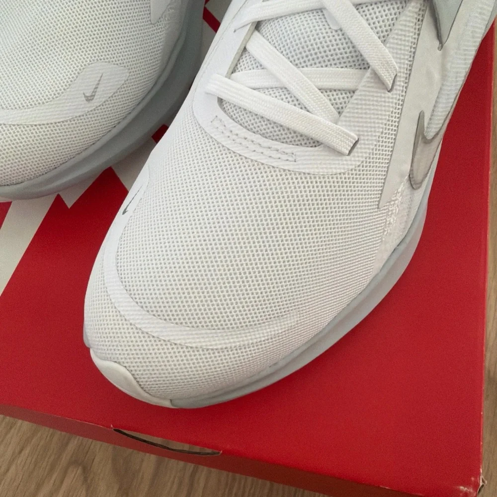 Nike White Metallic silver WMNS NIKE QUEST 5 size 9.5!Athletic Sneakers 👟 new