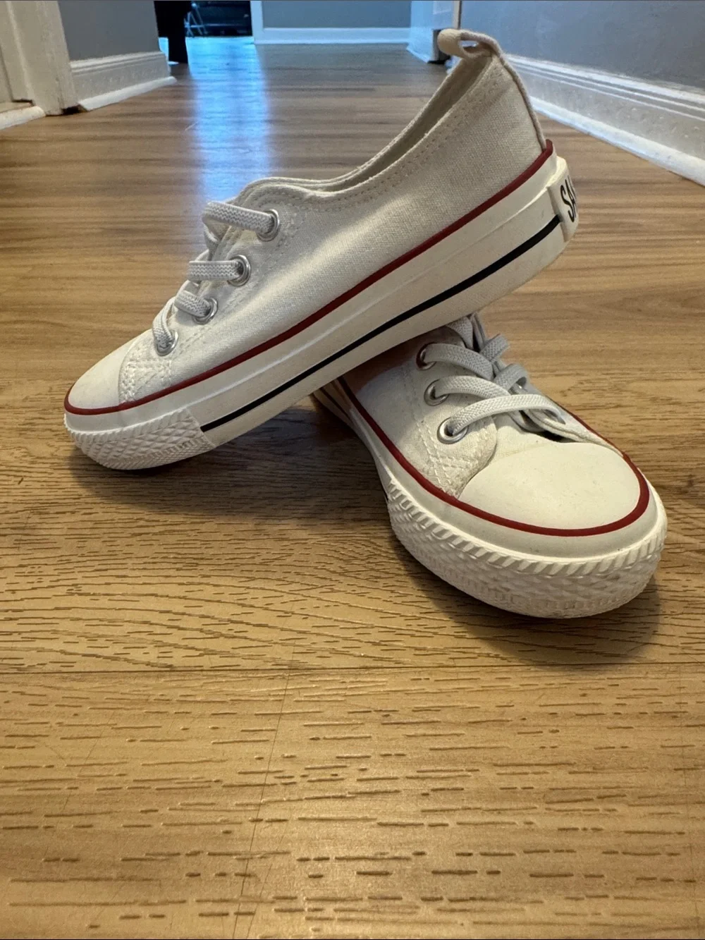 Skechers white low