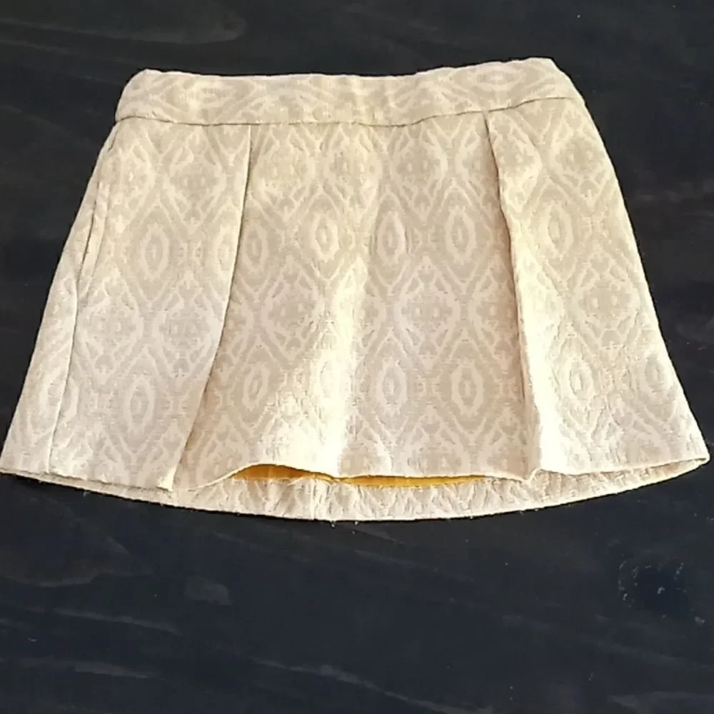 GENUINE KIDS FROM OSHKOSH cream skirt size2T