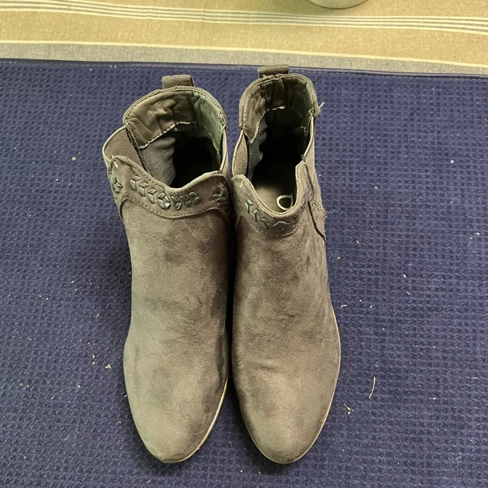 Elegant Suede Ankle Booties in Gray