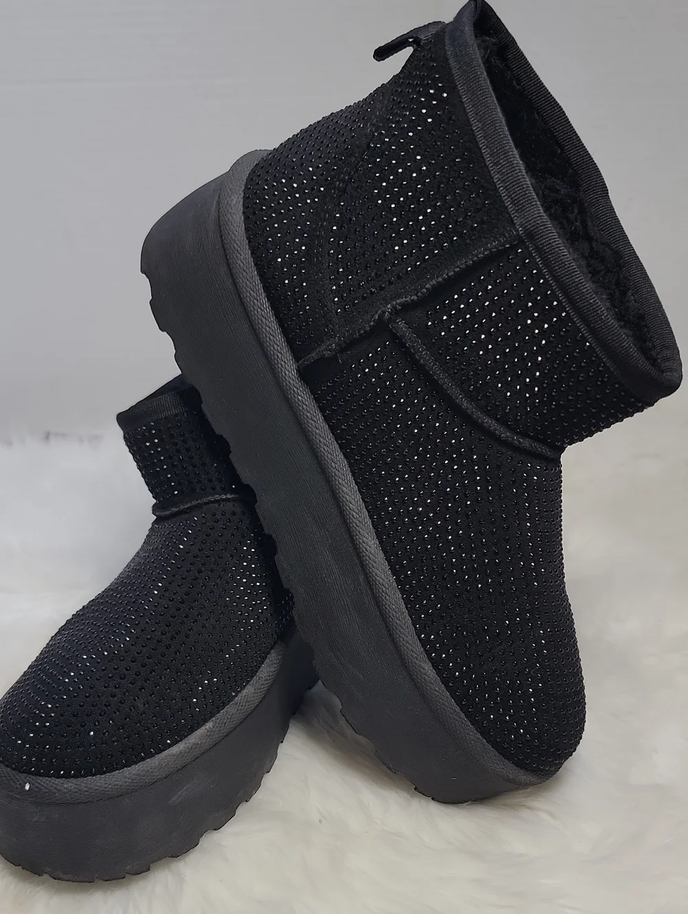 N/A black boots