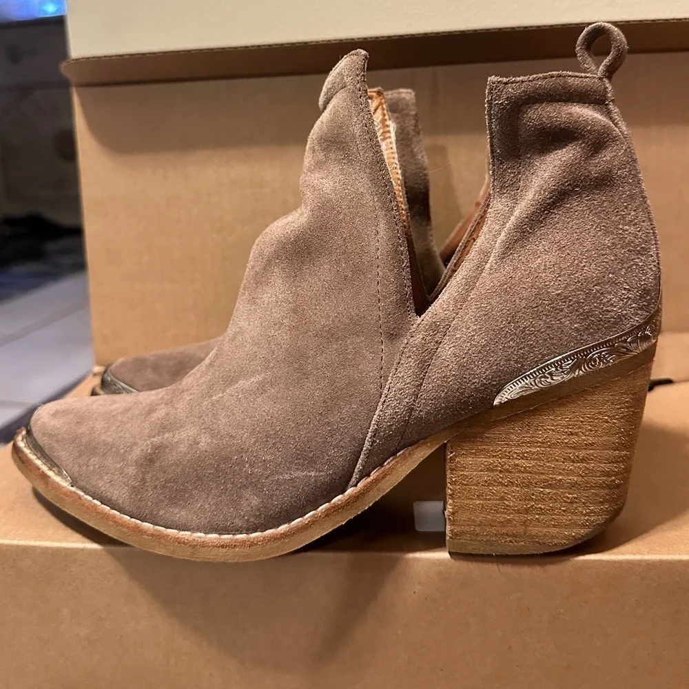JEFFREY CAMPBELL CROMWELL SLIT TAUPE BOOTIES 7.5