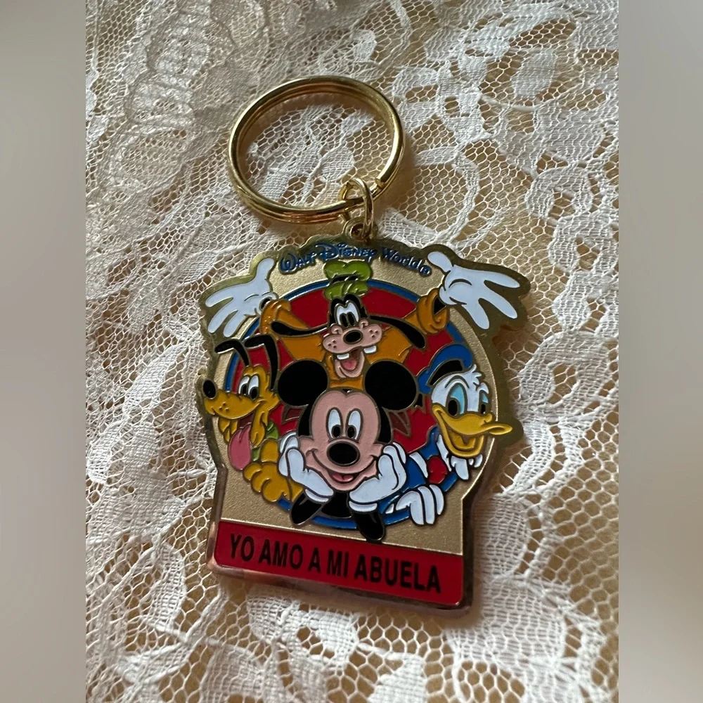 Walt Disney World Keychain with Mickey and Friends “YO AMO a MI ABUELA”