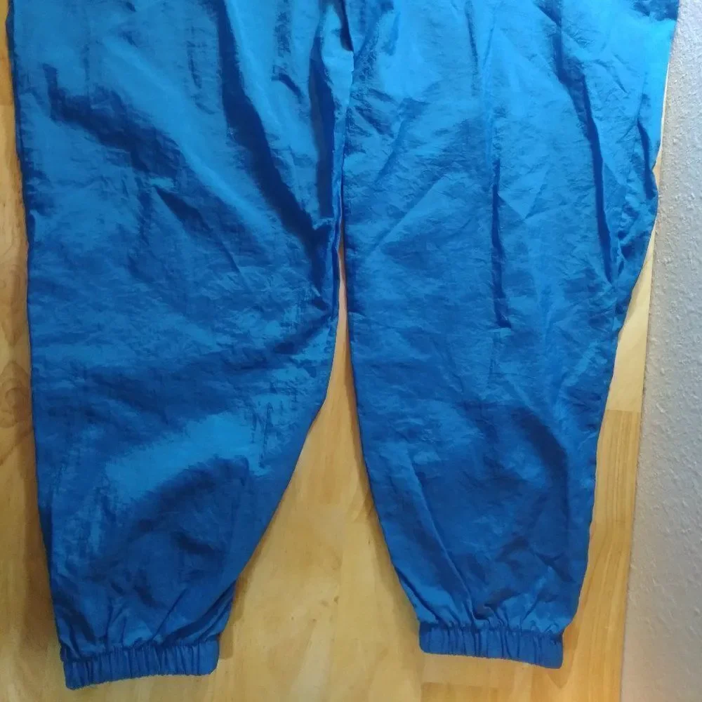 Nike swoosh excellent pocket