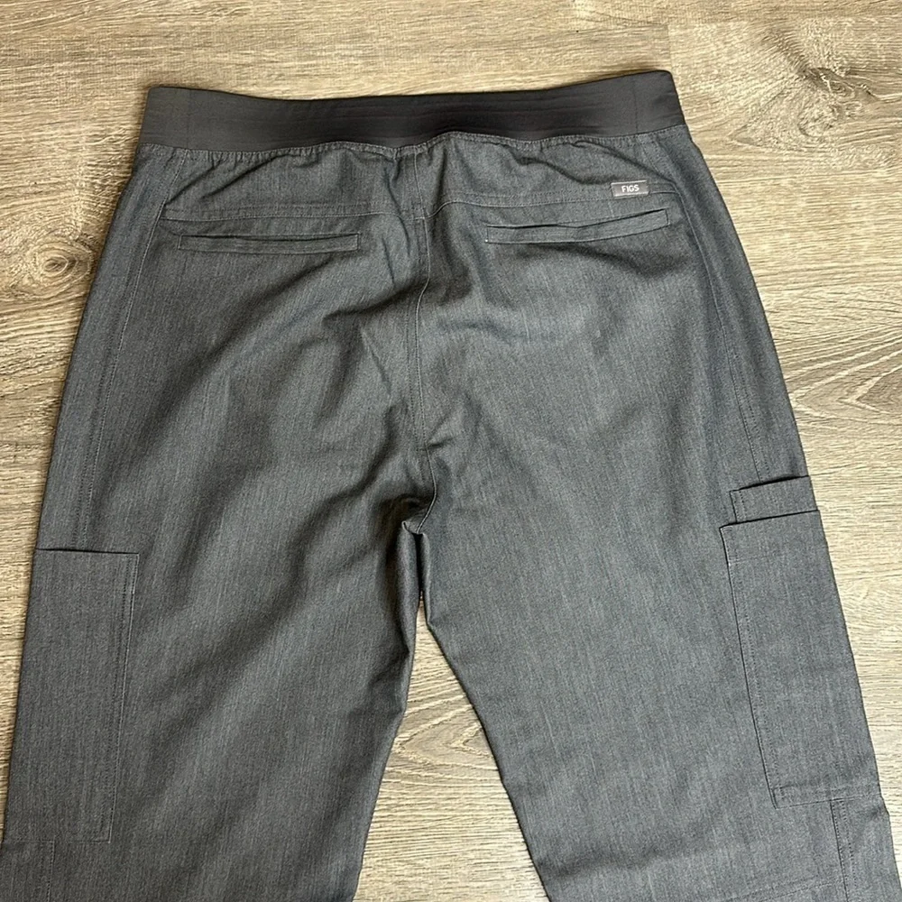 Figs Men’s Axim Cargo Scrub Pants in Graphite Sz M