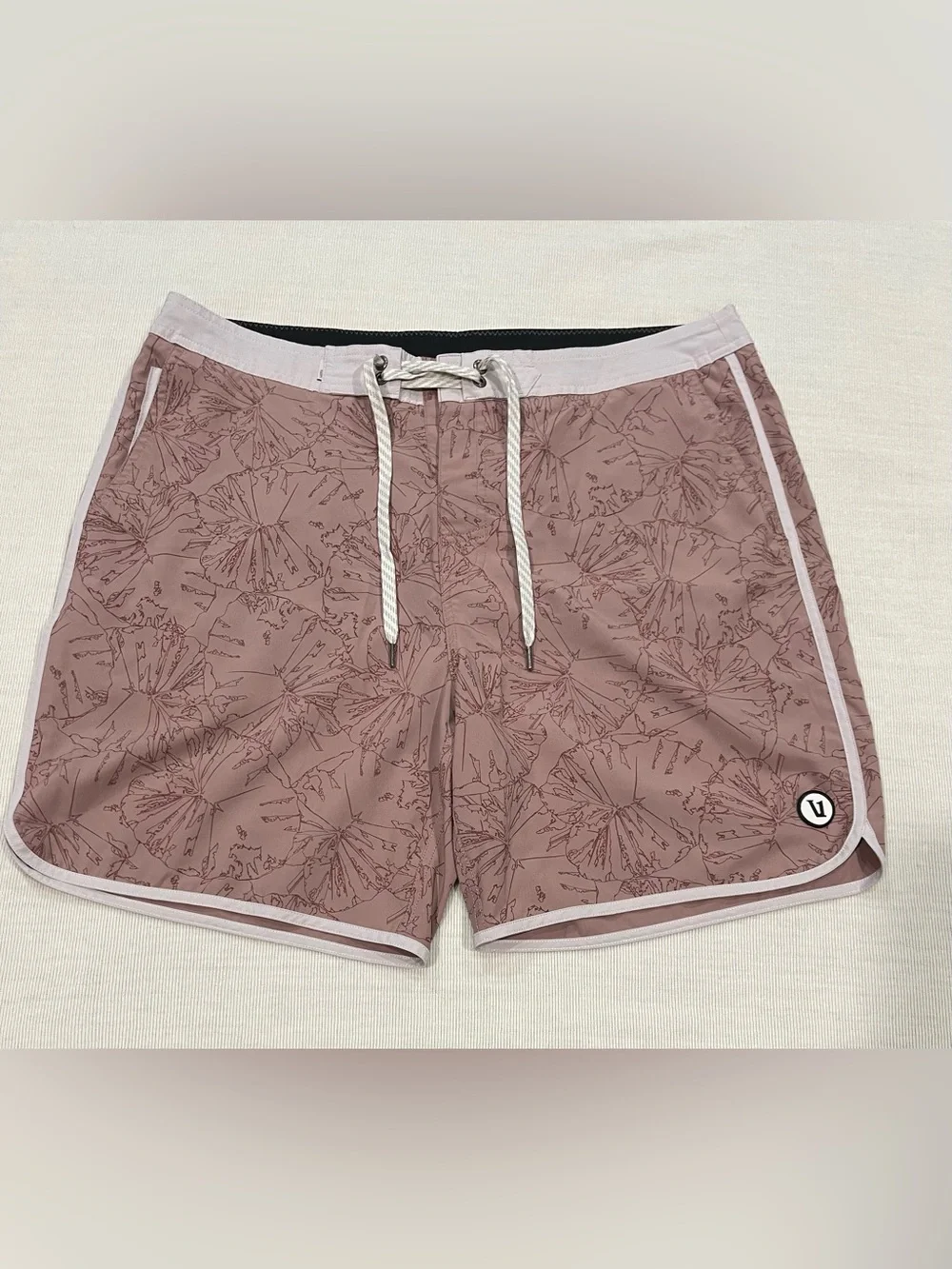 Vuori 7” Cruise Boardshorts in Zion Rose Water Lily Men’s Size Large