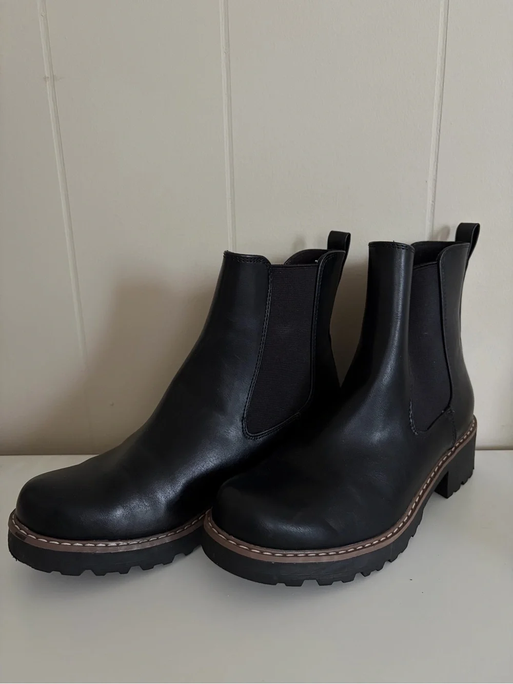 Universal Thread sleek black