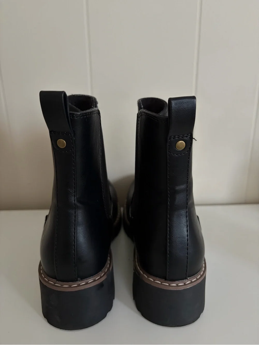 Universal Thread sleek black