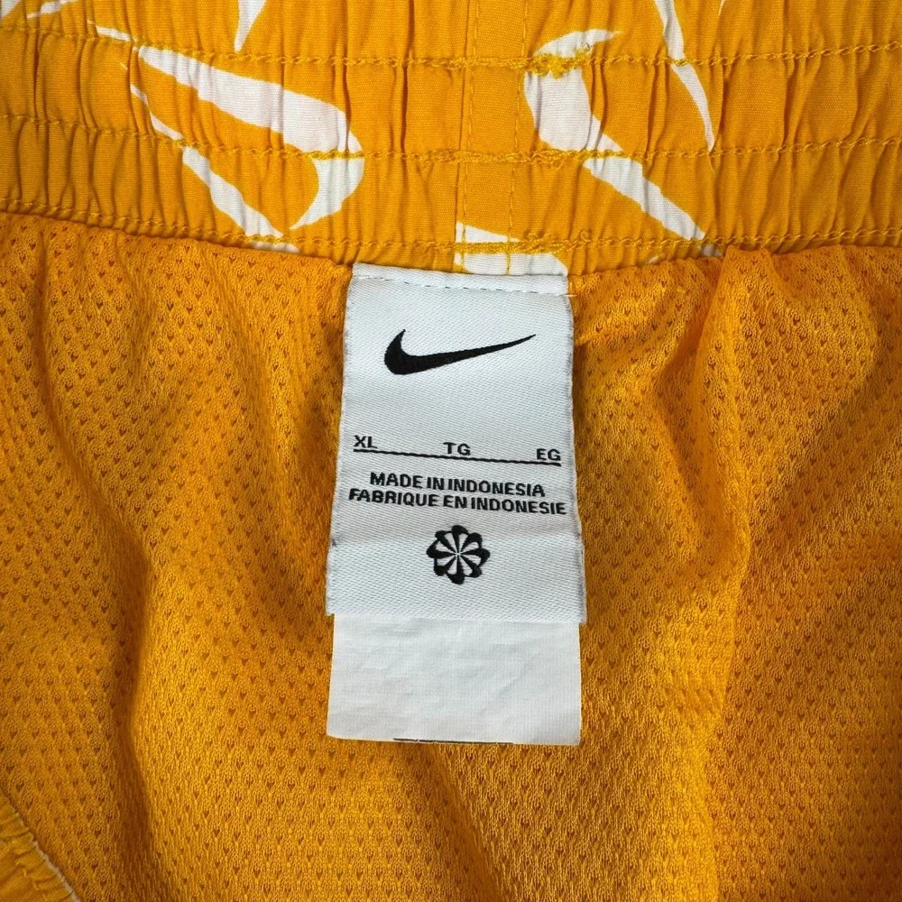 Nike item swoosh