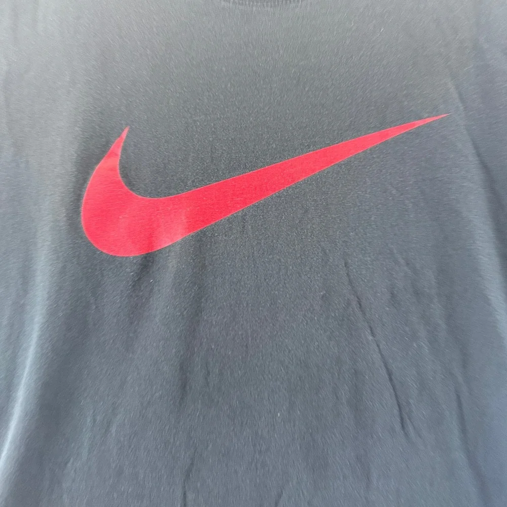 Nike Mens Athletic Cut T-Shirt Black Red Swoosh Graphic Tee XL Short Sleeve