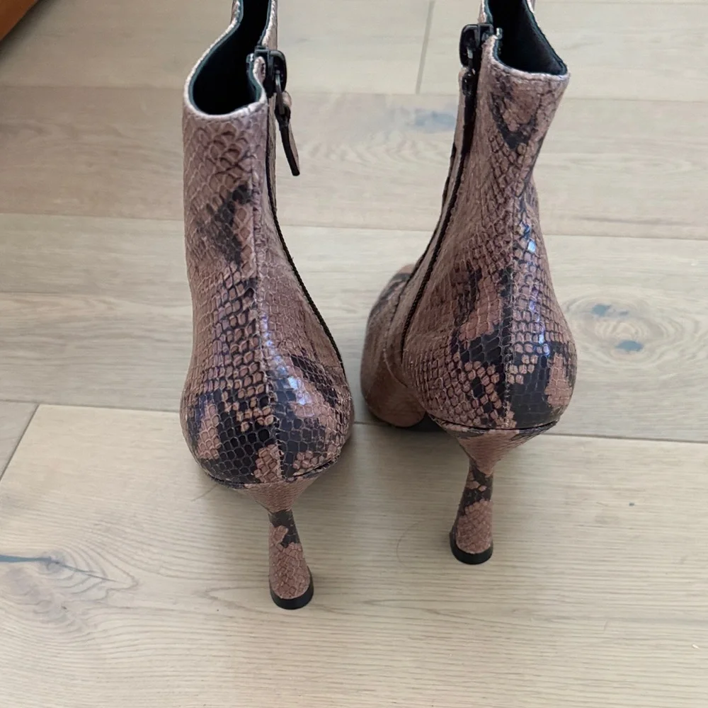Stuart Weitzman chic snake