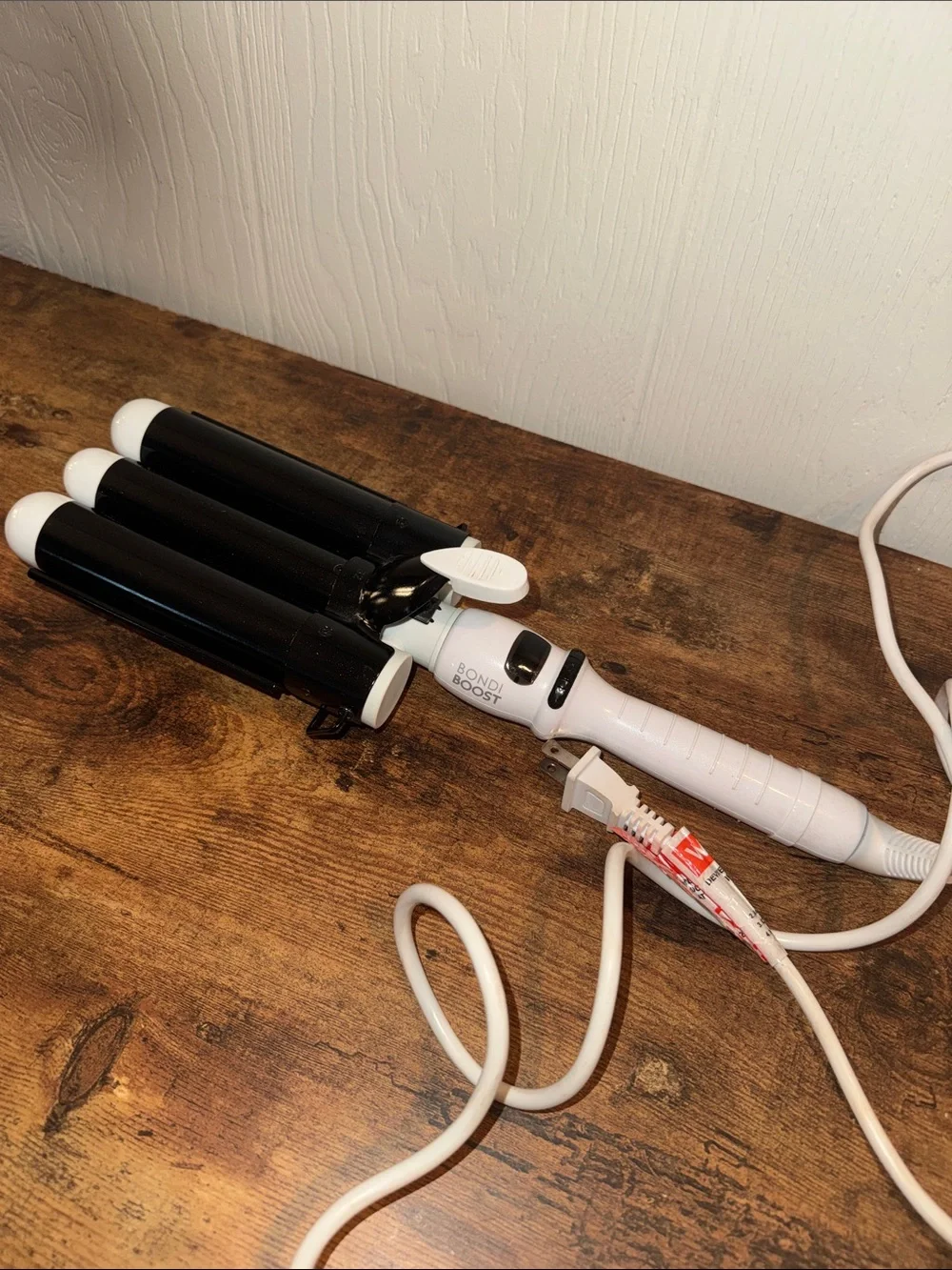 Triple Barrel Hair Waver in White and Black by Bondi Boost