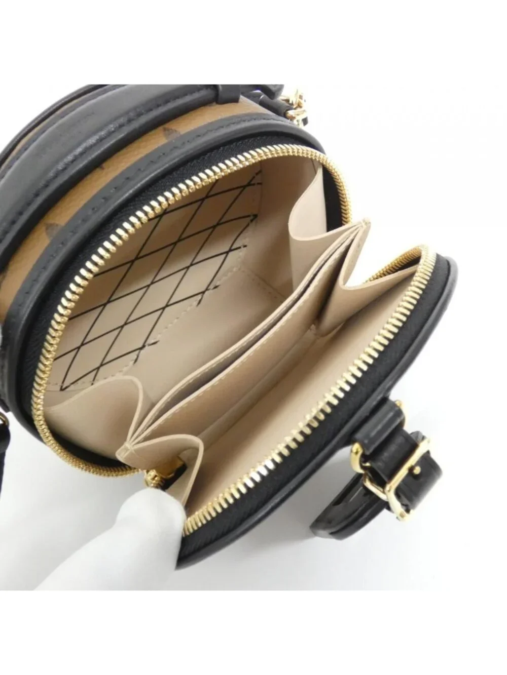 Louis Vuitton tag odors men