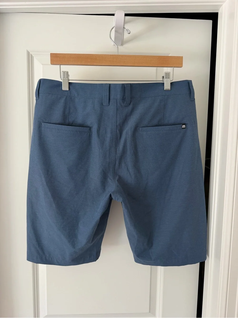 Travis Mathew modern fit closure