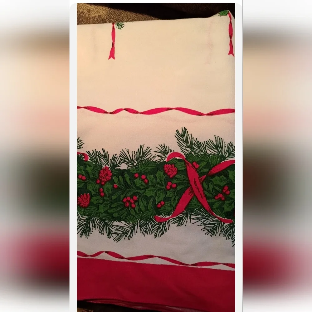 Beautiful Vintage Christmas Tablecloth Red Ribbon/Garland 59x82” oval