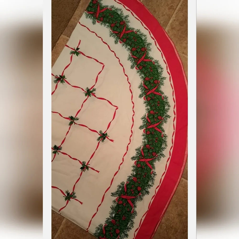Beautiful Vintage Christmas Tablecloth Red Ribbon/Garland 59x82” oval