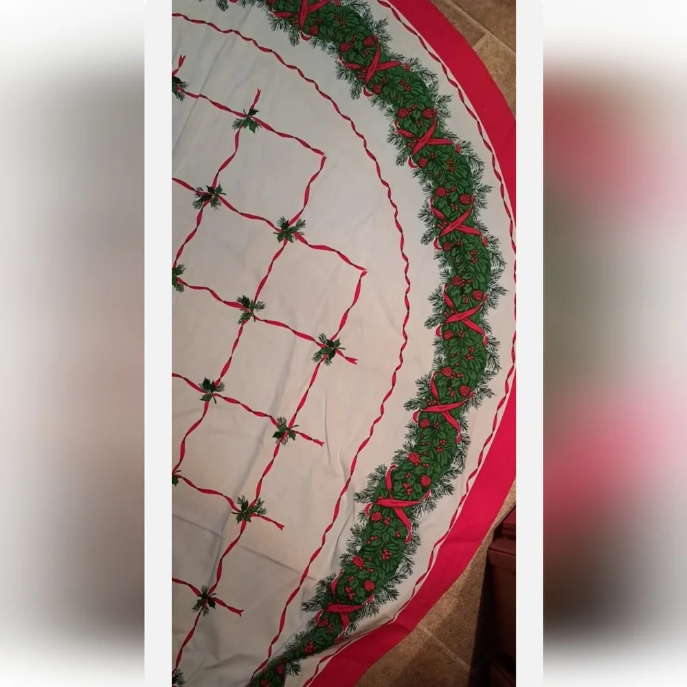 Beautiful Vintage Christmas Tablecloth Red Ribbon/Garland 59x82” oval