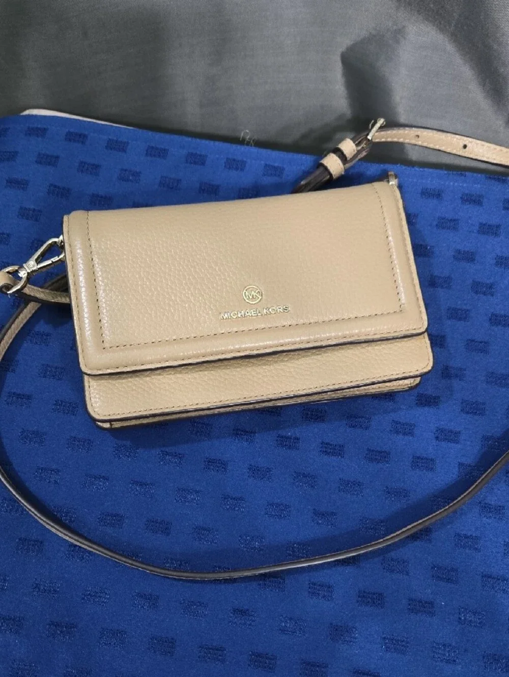 Michael Kors compact pebbled