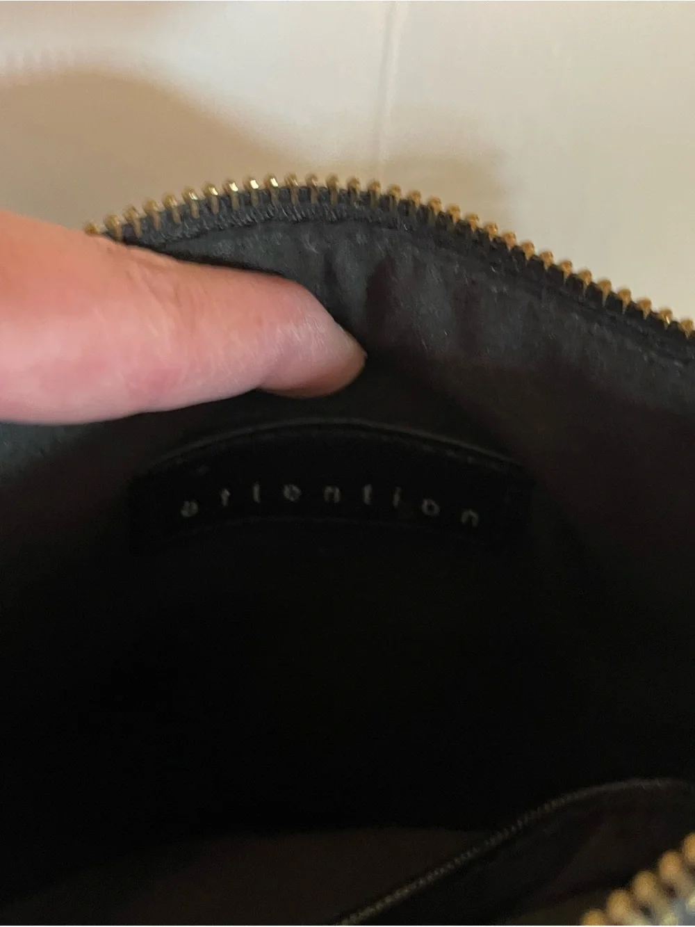 attention compact black
