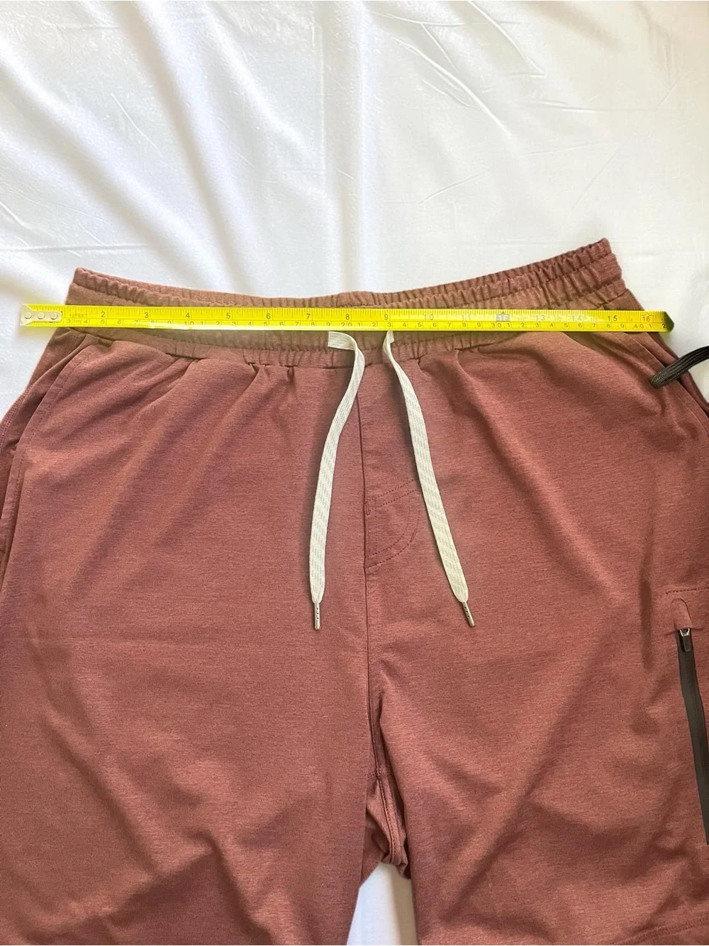 Men's Vuori Sunday 7.5inseam Performance Short in Rust/Tobacco Size Medium