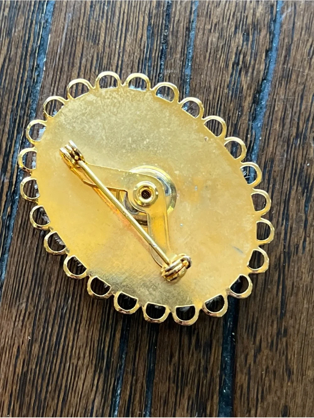 N/A oval brooch