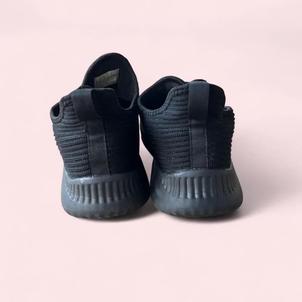 Source Unknown black cushioned 10