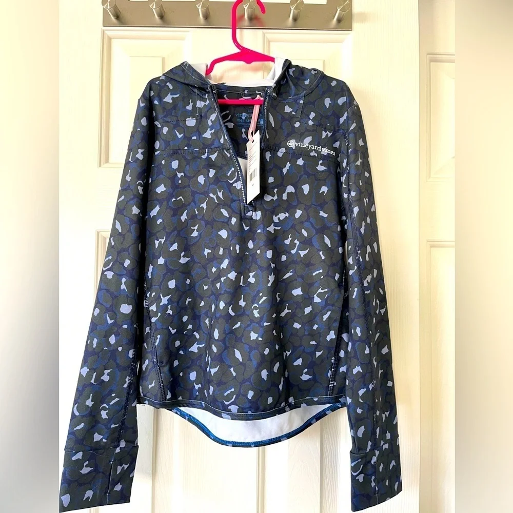 NWT, Camo 1/4 zip Vineyard Vine shep shirt with hood