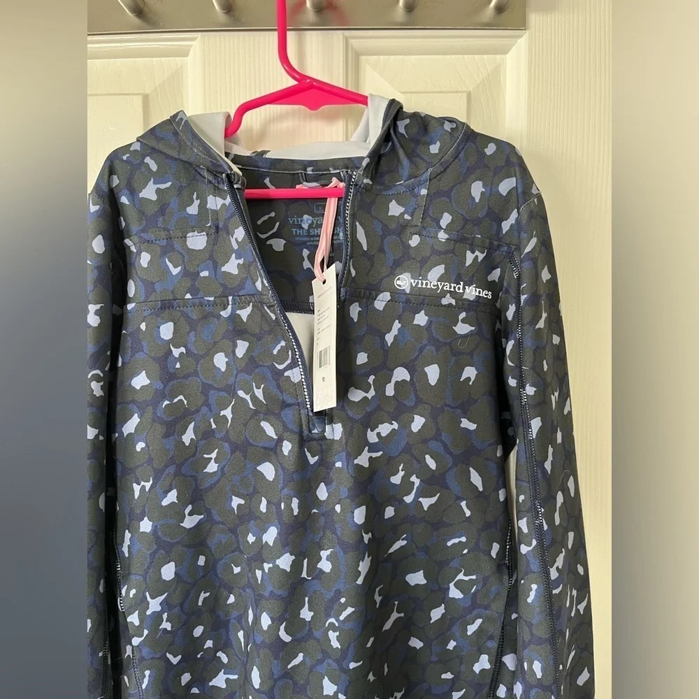 NWT, Camo 1/4 zip Vineyard Vine shep shirt with hood
