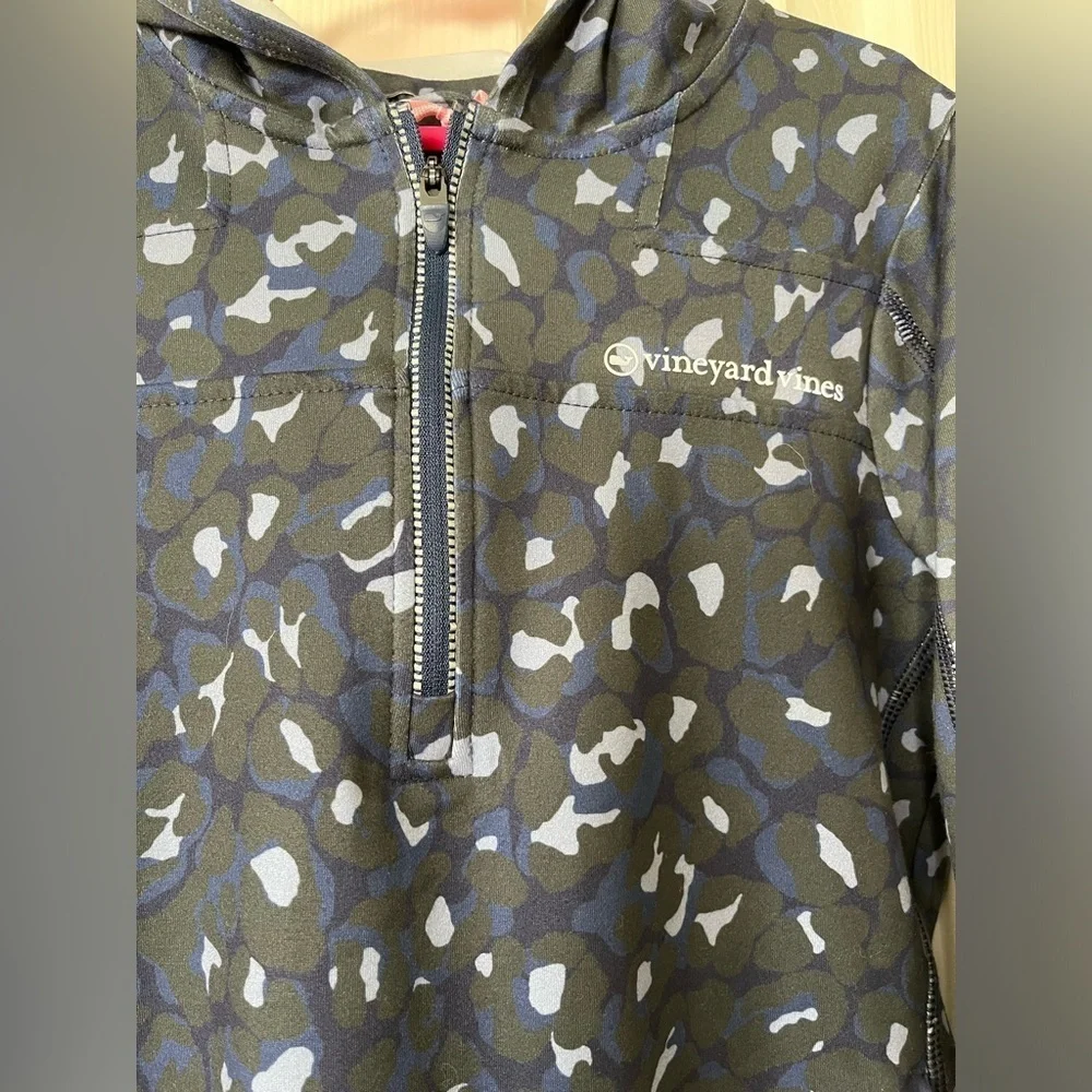 NWT, Camo 1/4 zip Vineyard Vine shep shirt with hood