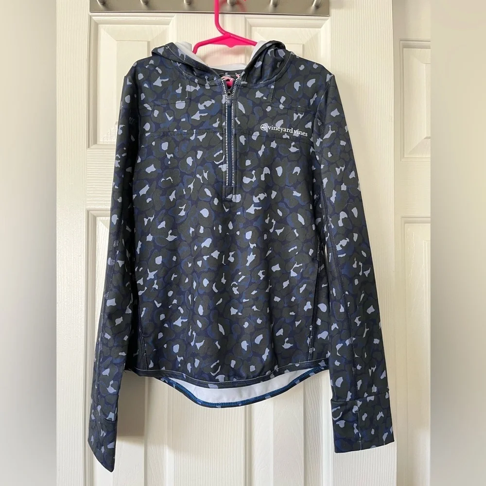 NWT, Camo 1/4 zip Vineyard Vine shep shirt with hood