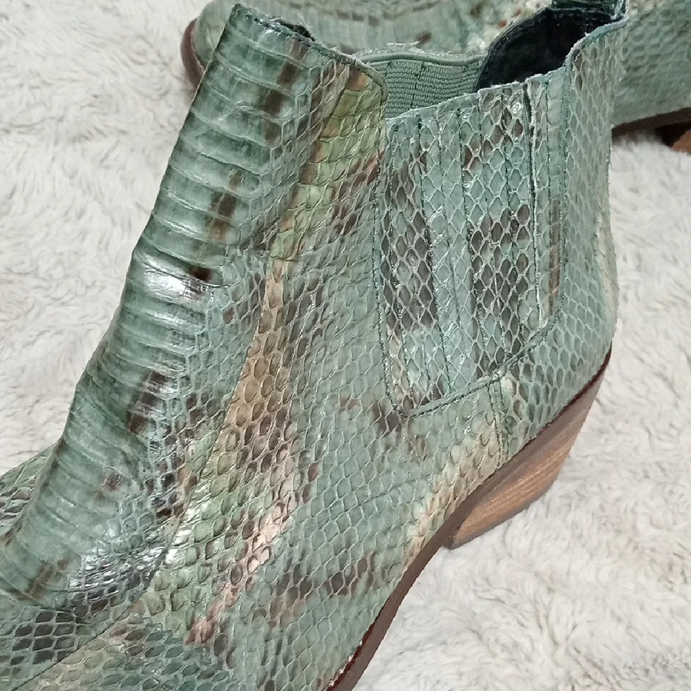Vince Camuto reposhing this