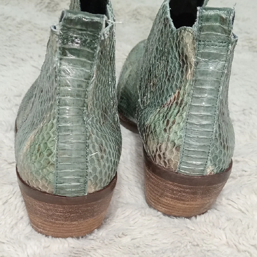 Vince Camuto reposhing this