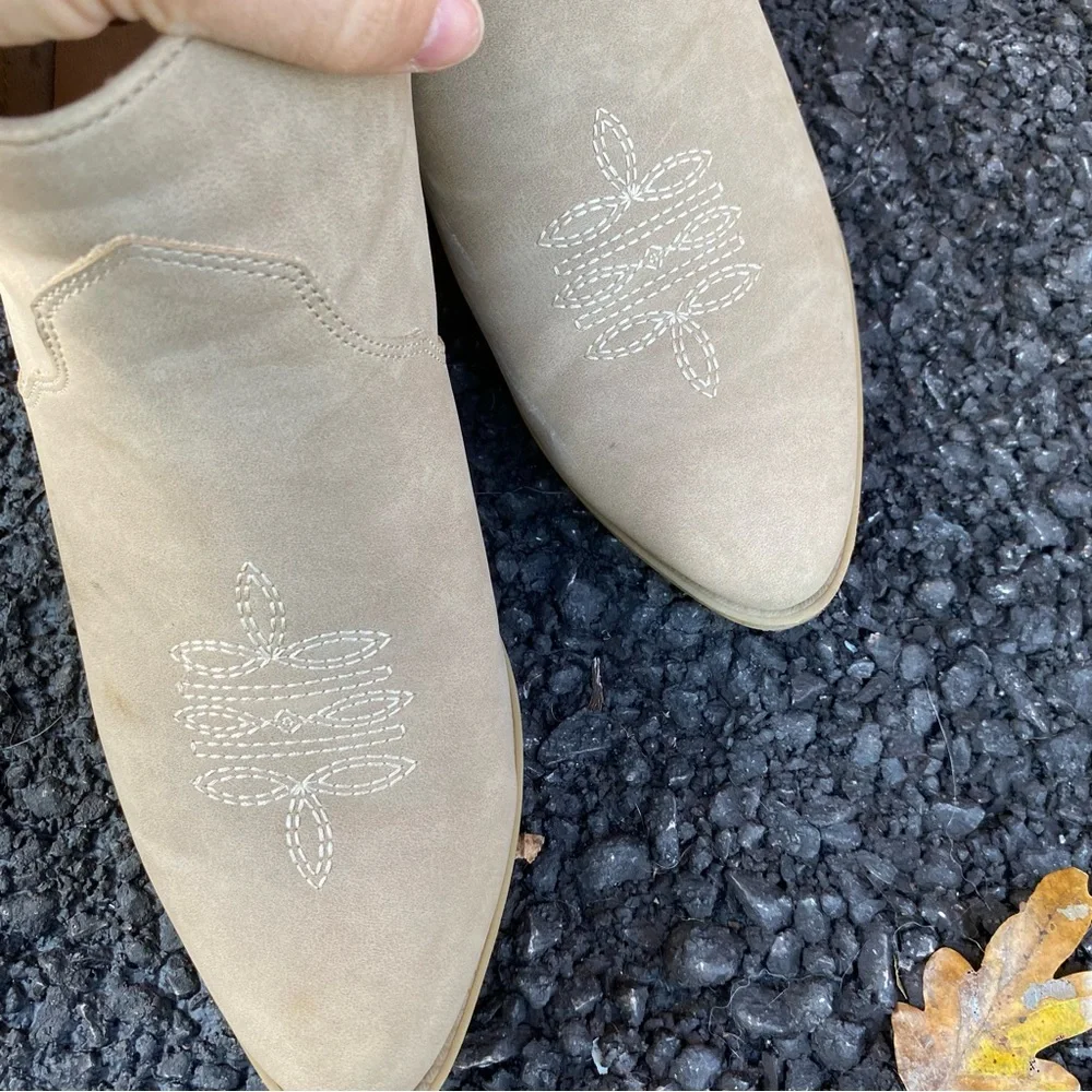 080 Cushionaire Tan Embroidered Western Ankle Booties Side Cut Out Size 8.5