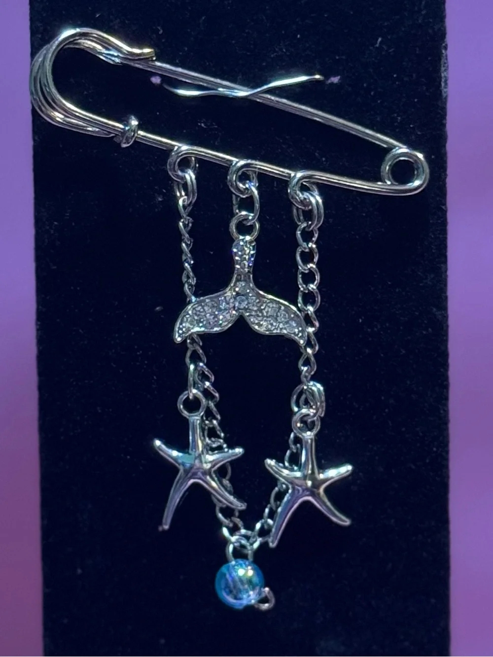 🧜🏼‍♀️ Silver toned Safety Pin Brooch with Blue Bead and Starfish