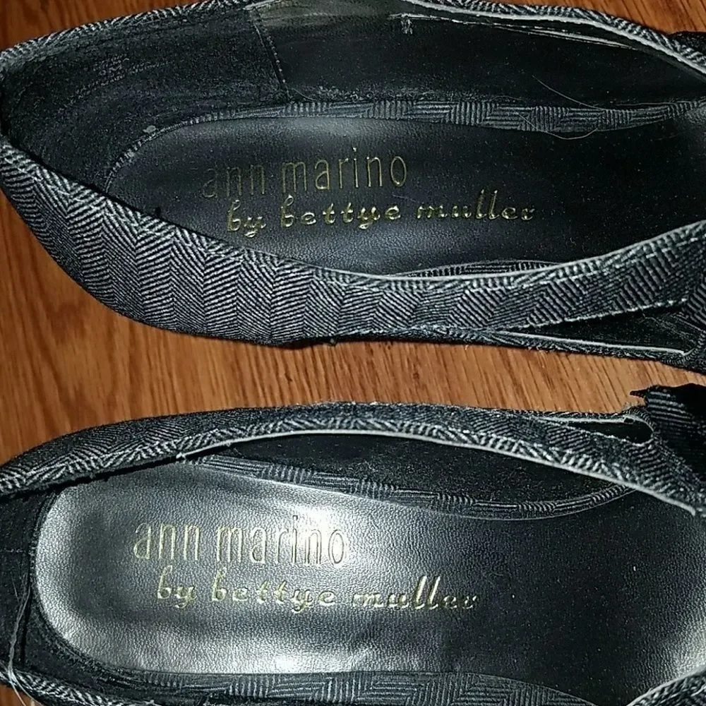 Ann Marino by Bettye Muller  bow heels Sz. 9 .