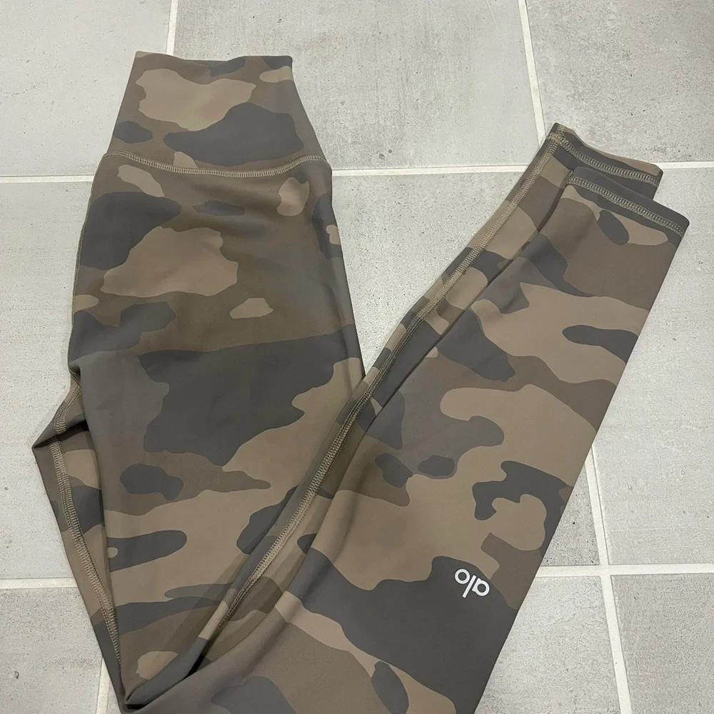 ALO Yoga Women's Camo High-Waist Leggings in Olive & Dark Green
