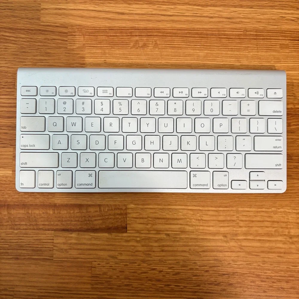 Apple Wireless Keyboard A1314‎ Bluetooth Aluminum Silver Tested & Works Good