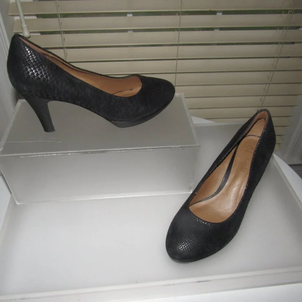Clarks Black Textured Heels | Classic Comfort Pump | Size 8.5M