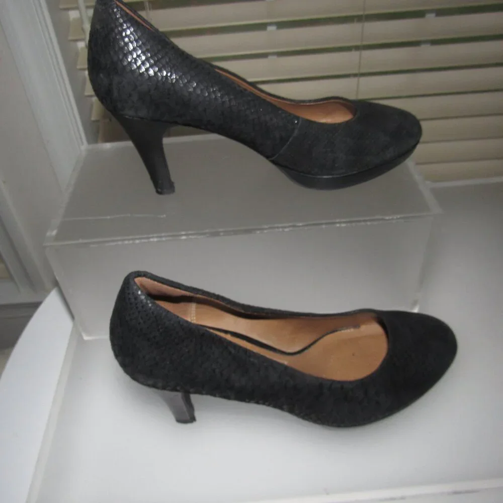 Clarks Black Textured Heels | Classic Comfort Pump | Size 8.5M