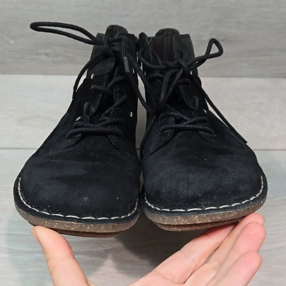 Clarks Collection Women Soft cushion Ankle Suede Boots shoes sz 7.5M