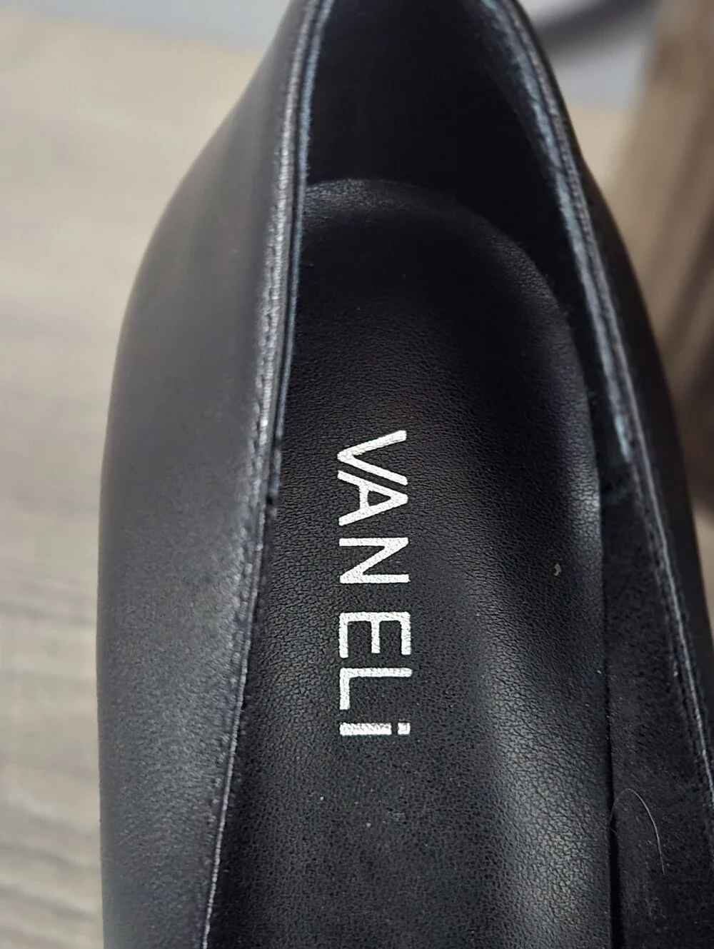 Vaneli classic pointed