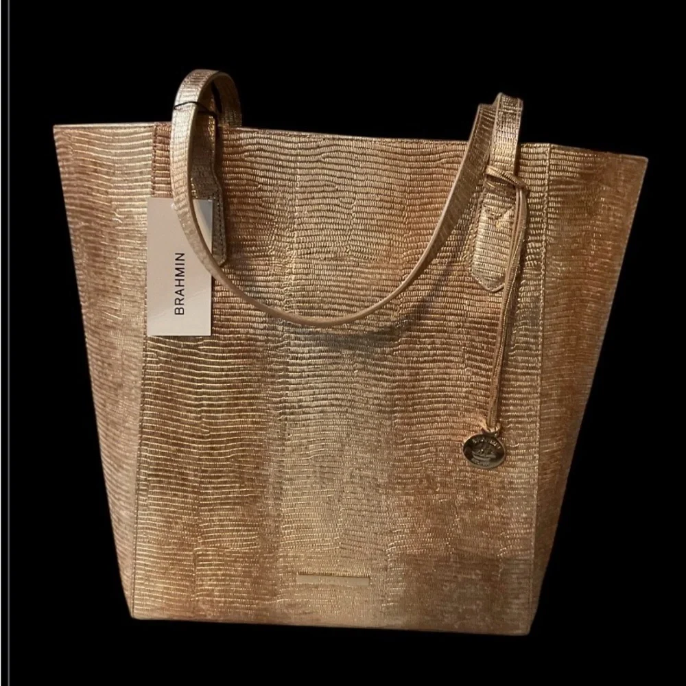Brahmin has zipper