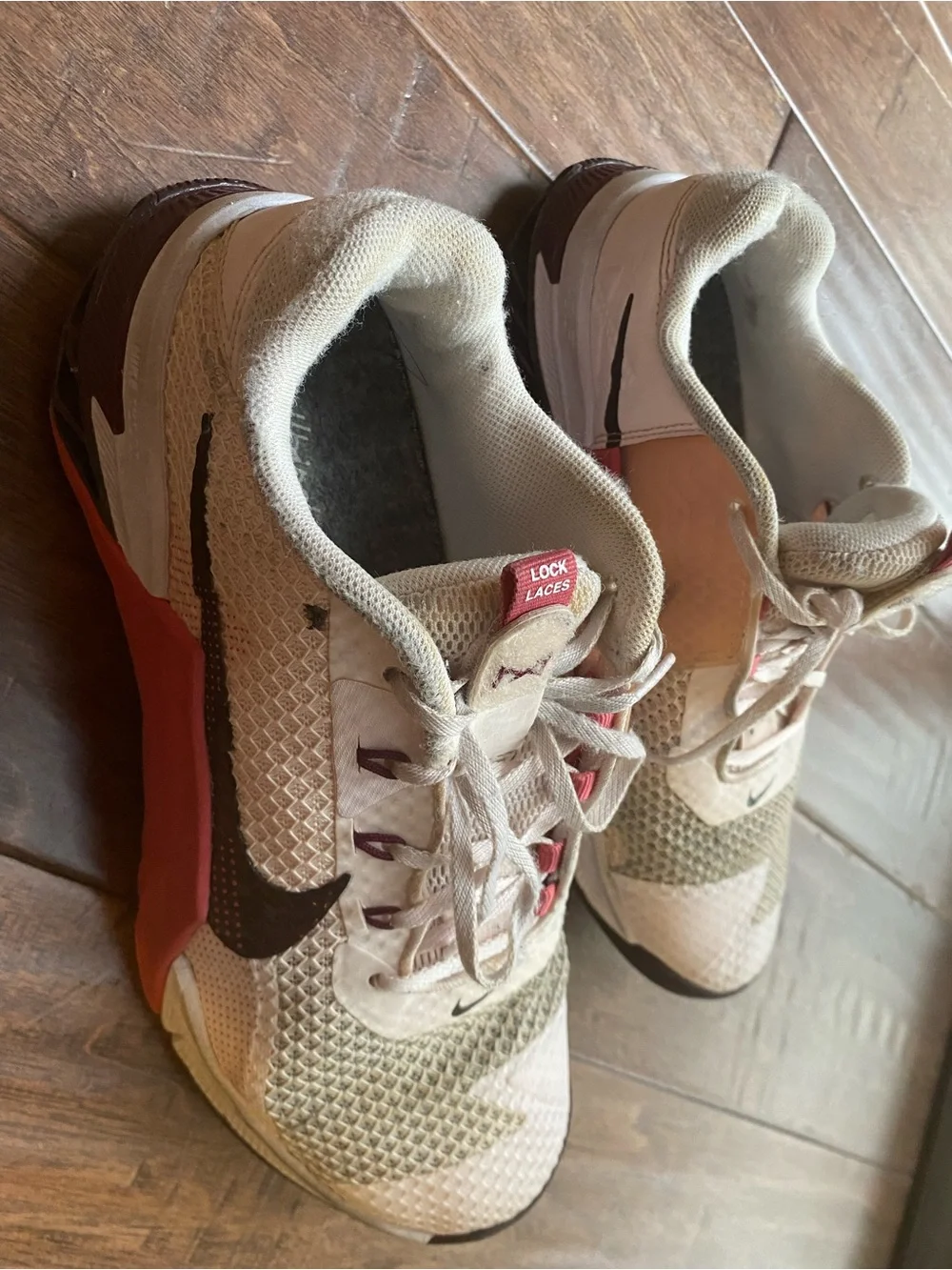 Nike wear maroon closure