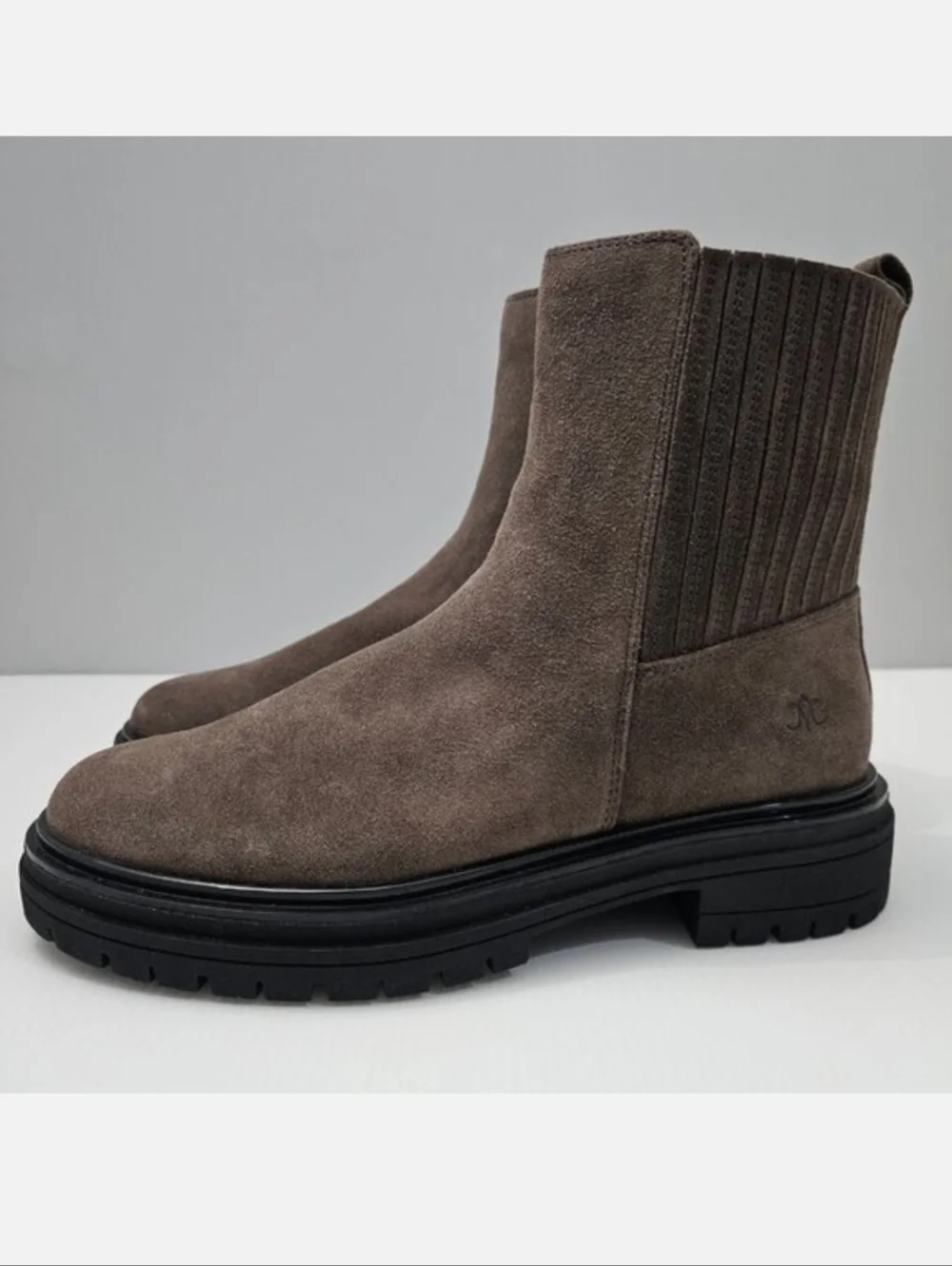 Johnston & Murphy Gianna Chelsea Ankle Boot Womens 9.5 Gray Suede Lug Sole NEW
