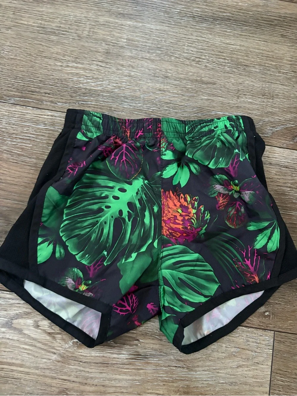 Nike Tropical Green Leaf Women's Athletic Shorts size 6