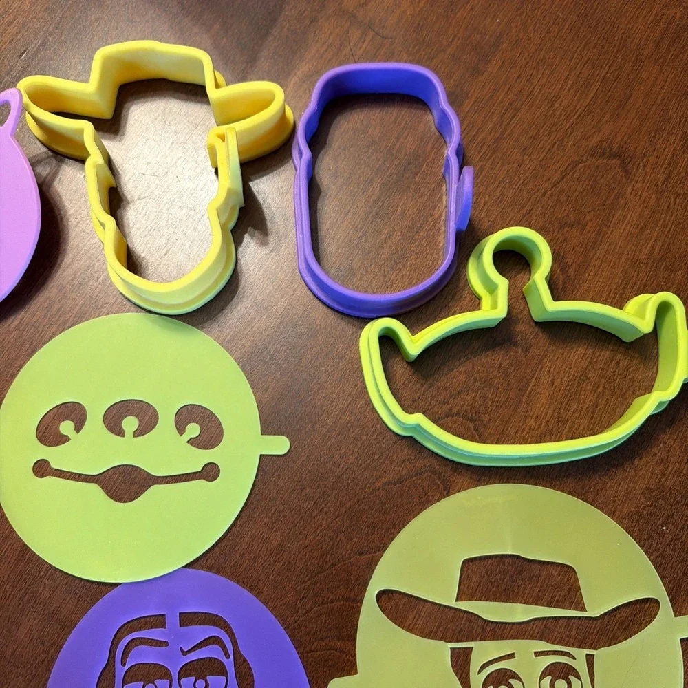 2 Pampered Chef Toy Story Items Pancake Molds And Pancake Flipper